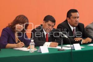 FIRMA CONVENIO 10 MIL BECAS