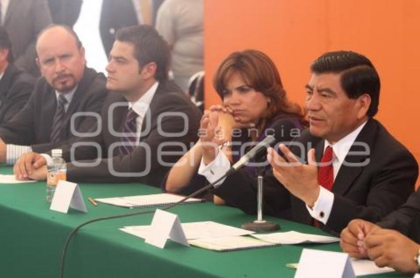 FIRMA CONVENIO 10 MIL BECAS