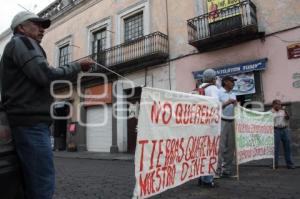 DEFRADUDADOS SITMA. CIERRE CALLE. MANIFESTACIÓN