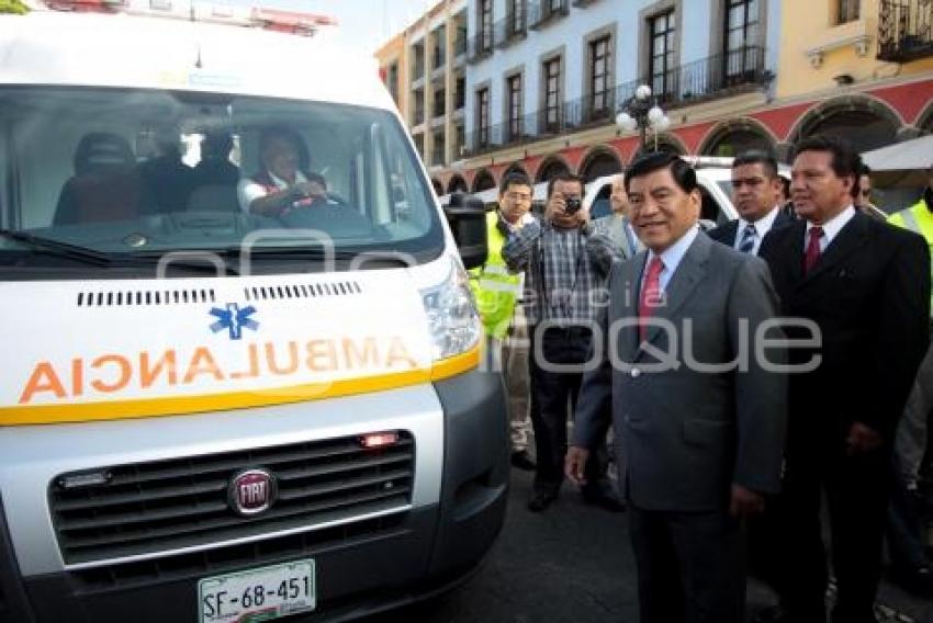 MARIO MARÍN . ENTREGA AMBULANCIA