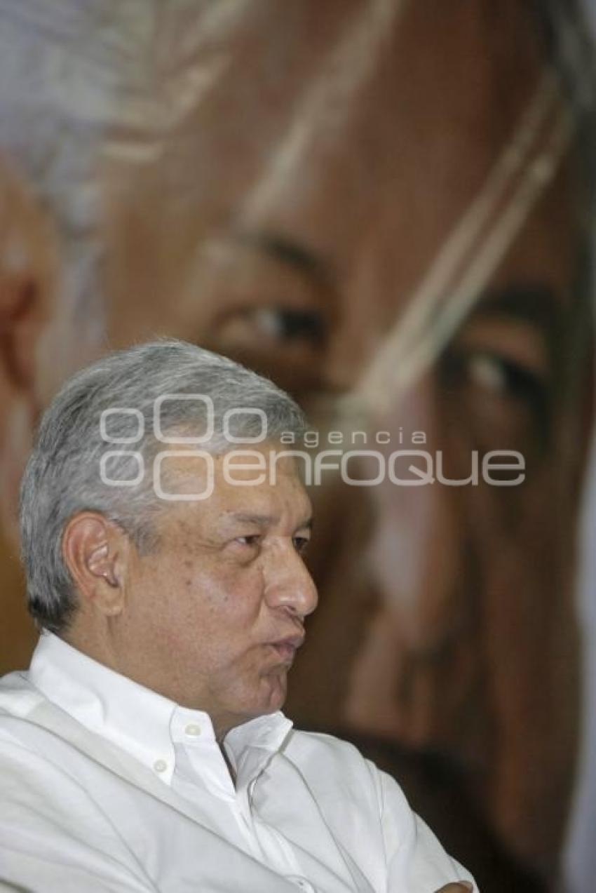 AMLO . PRESENTA LIBRO
