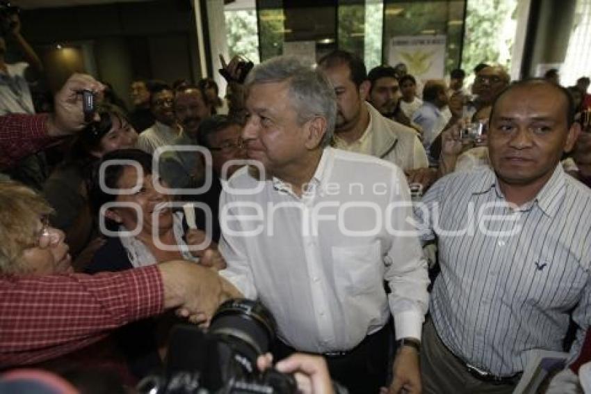 AMLO . PRESENTA LIBRO