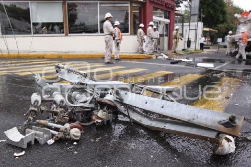 CAMIÓN DERRIBA POSTES DE LUZ