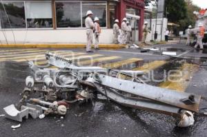 CAMIÓN DERRIBA POSTES DE LUZ