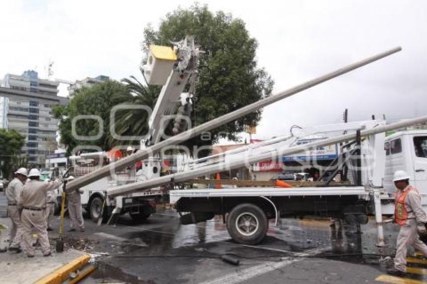 CAMIÓN DERRIBA POSTES DE LUZ