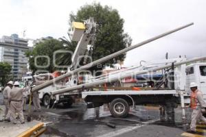 CAMIÓN DERRIBA POSTES DE LUZ