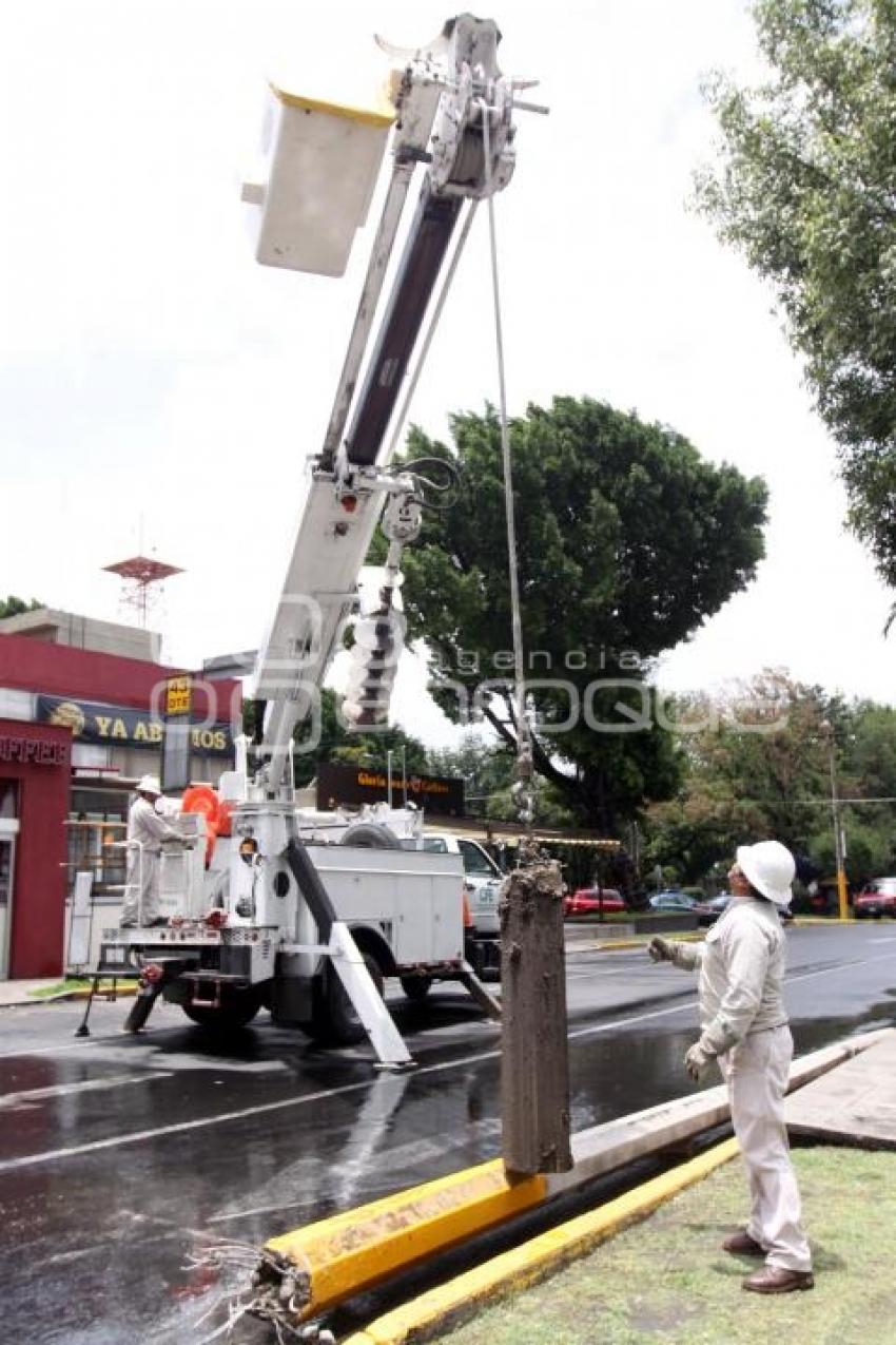 CAMIÓN DERRIBA POSTES DE LUZ
