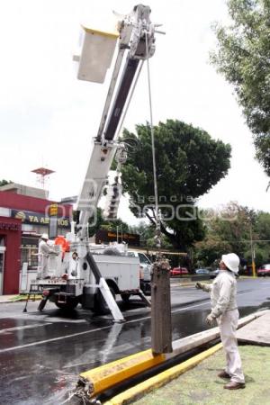 CAMIÓN DERRIBA POSTES DE LUZ