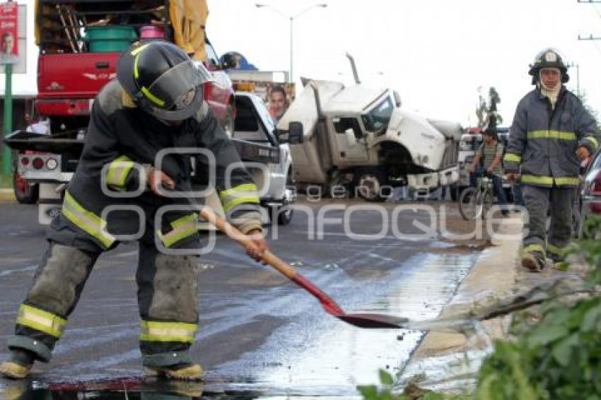 VOLCADURA -CAMION DE CARGA - BLVD FORJADORES