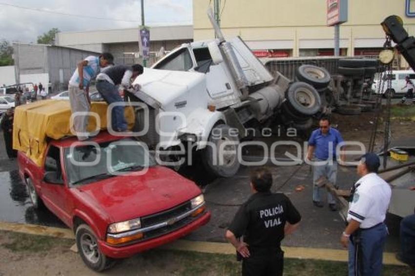 VOLCADURA -CAMION DE CARGA  -  BLVD FORJADORES