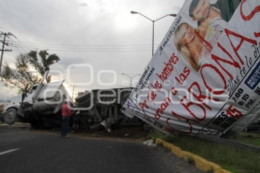 VOLCADURA -CAMION DE CARGA - BLVD FORJADORES