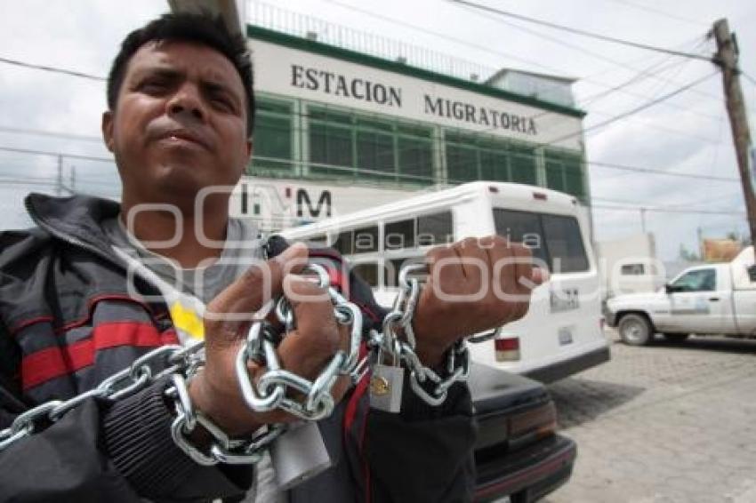 IRINEO MÚJICA. PERIODISTA GOLPEADO. MIGRACIÓN