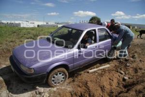 AUTO ATASCADO EN FANGO