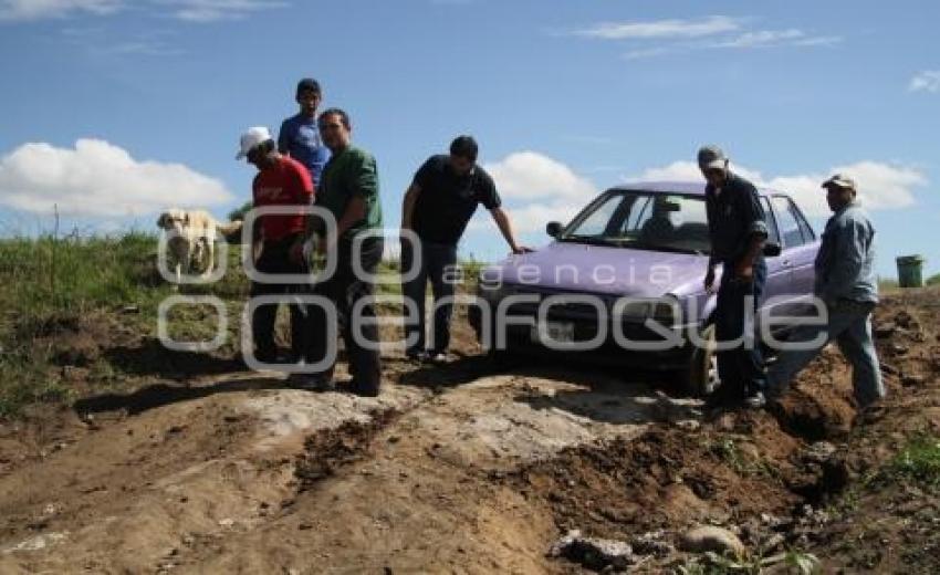 AUTO ATASCADO EN FANGO