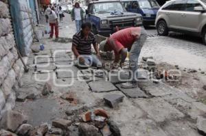 VECINOS REPARAN BANQUETA EN EL CENTRO