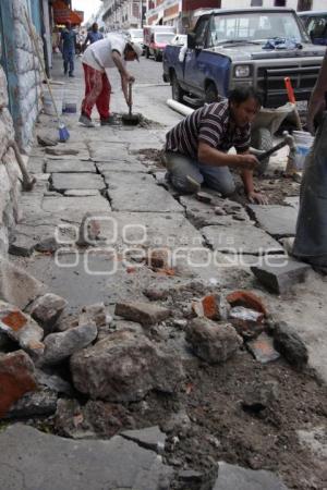 VECINOS REPARAN BANQUETA EN EL CENTRO