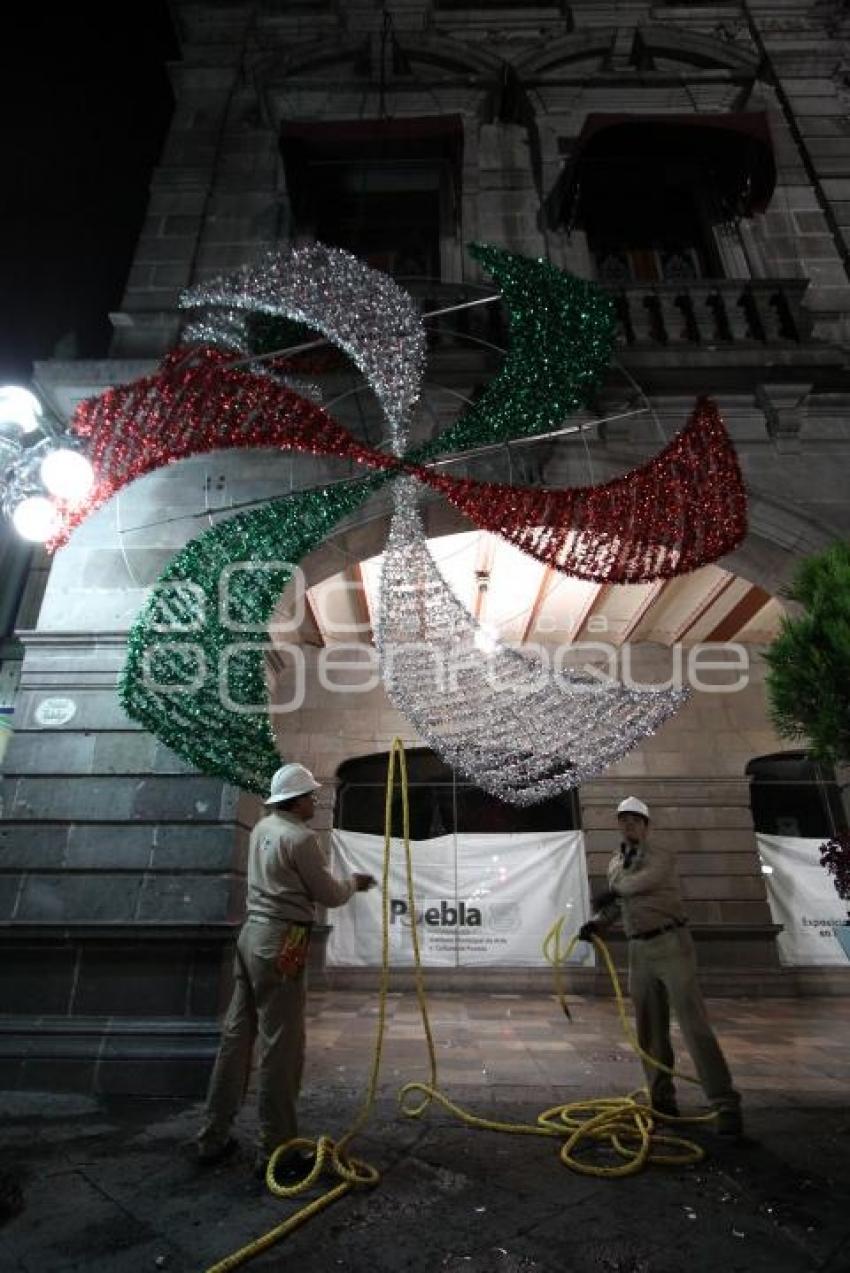 COLOCACIÓN ADORNOS AYUNTAMIENTO. CENTENARIO Y BICENTENARIO