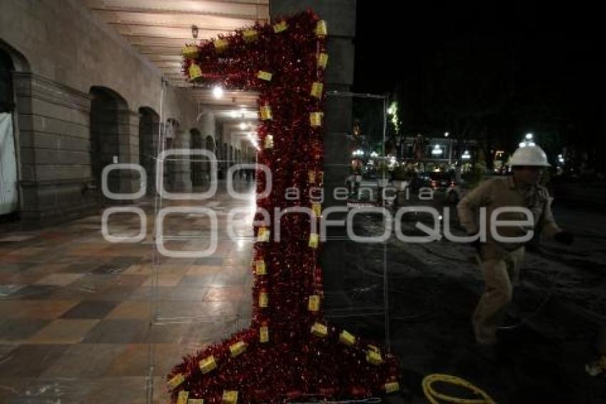 COLOCACIÓN ADORNOS AYUNTAMIENTO. CENTENARIO Y BICENTENARIO