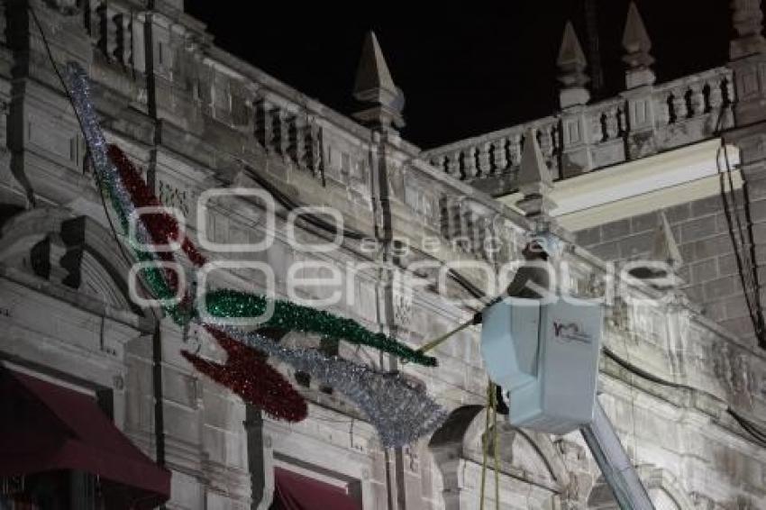 COLOCACIÓN ADORNOS AYUNTAMIENTO. CENTENARIO Y BICENTENARIO