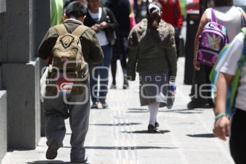 NIÑOS Y MOCHILAS