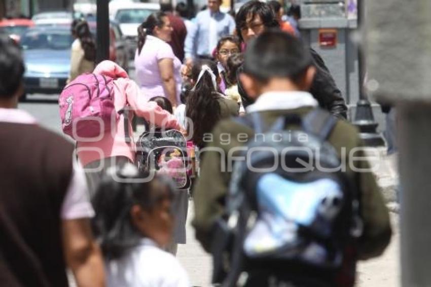 NIÑOS Y MOCHILAS