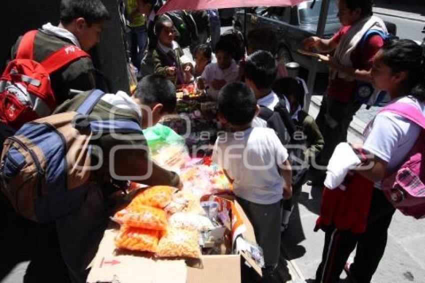 VENTA DE COMIDA CHATARRA FUERA DE LAS ESCUELAS