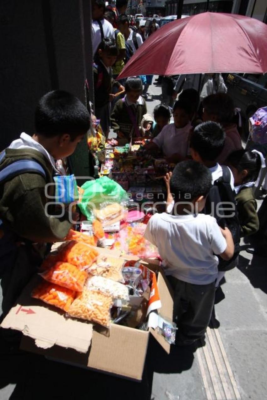 VENTA DE COMIDA CHATARRA FUERA DE LAS ESCUELAS