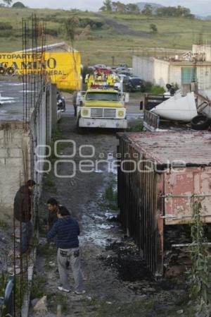 INCENDIO EN LOTE DE AUTOS