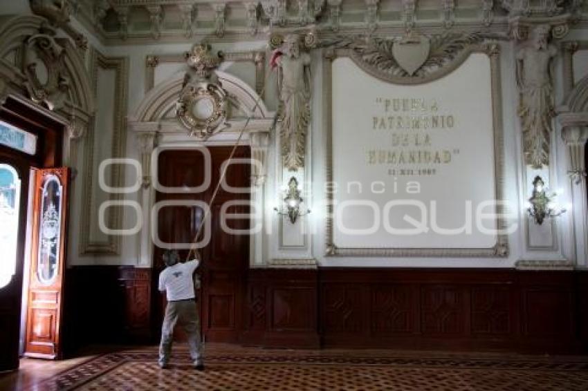 LIMPIEZA EN EL SALÓN DE CABILDO