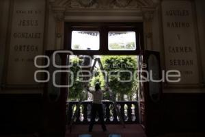 LIMPIEZA EN EL SALÓN DE CABILDO