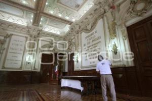 LIMPIEZA EN EL SALÓN DE CABILDO