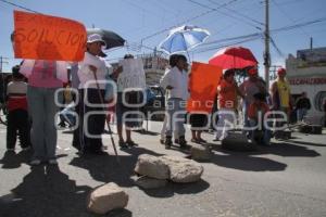 BLOQUEAN CARRETERA FEDERAL A TEHUACAN ALTURA AMOZOC