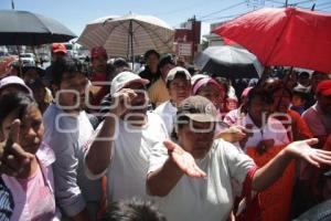 BLOQUEAN CARRETERA FEDERAL A TEHUACAN ALTURA AMOZOC