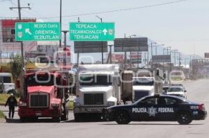 BLOQUEAN CARRETERA FEDERAL A TEHUACAN ALTURA AMOZOC