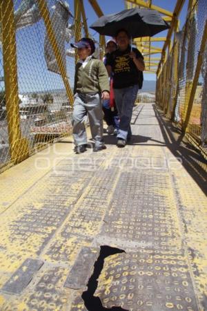 PUENTE PEATONAL EN MAL ESTADO