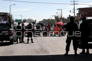 BLOQUEAN CARRETERA FEDERAL A TEHUACAN ALTURA AMOZOC