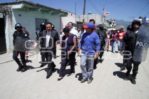 BLOQUEAN CARRETERA FEDERAL A TEHUACAN ALTURA AMOZOC