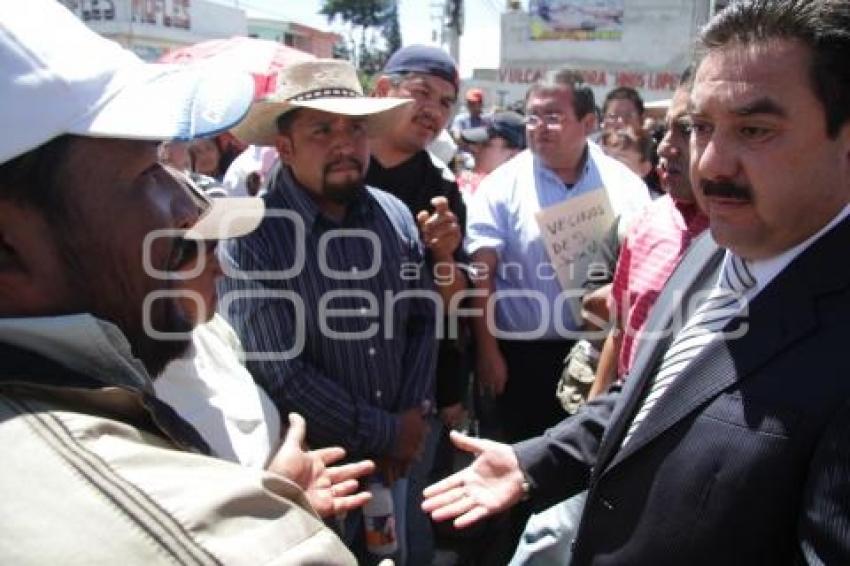 BLOQUEAN CARRETERA FEDERAL A TEHUACAN ALTURA AMOZOC