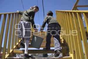 PUENTE PEATONAL EN MAL ESTADO