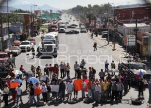 BLOQUEAN CARRETERA FEDERAL A TEHUACAN ALTURA AMOZOC