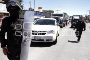 BLOQUEAN CARRETERA FEDERAL A TEHUACAN ALTURA AMOZOC