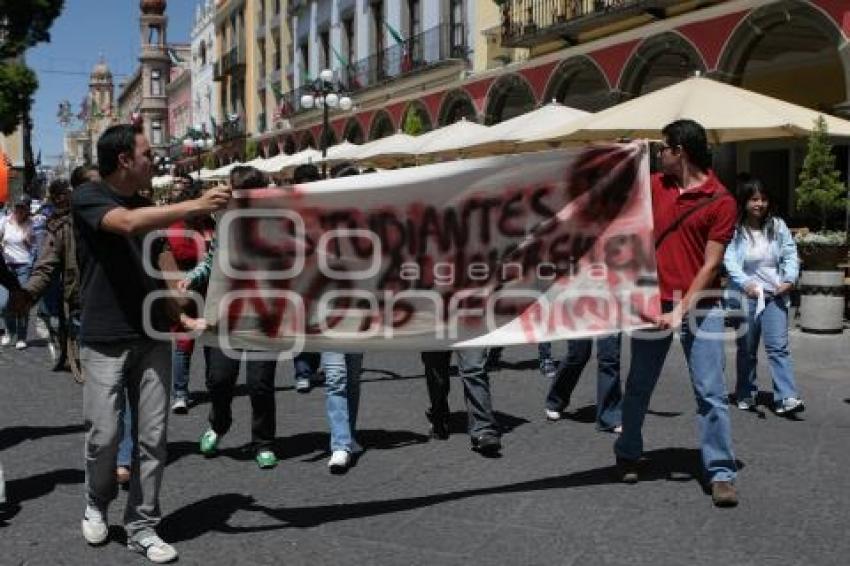 MANIFESTACIÓN . ALZA PASAJE