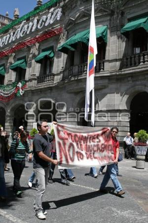 MANIFESTACIÓN . ALZA PASAJE