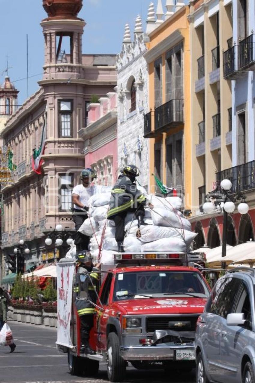 DESFILE DE BOMBEROS CON VÍVERES PARA DAMNIFICADOS