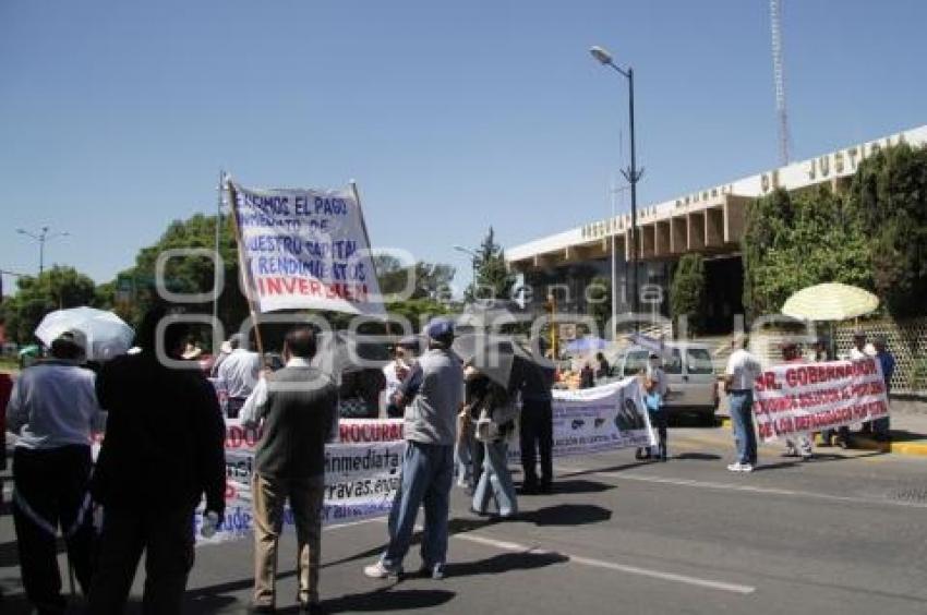 BLOQUEO BLVD CINCO DE MAYO - DEFRAUDADOS CAJAS DE AHORRO
