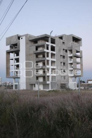 CONSTRUCCIÓN EDIFICIO DEPARTAMENTOS. LOMAS DE ANGELÓPOLIS