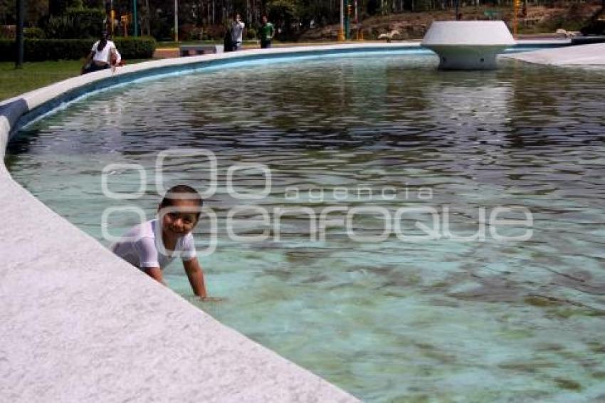 NADANDO EN LA FUENTE A ZARAGOZA