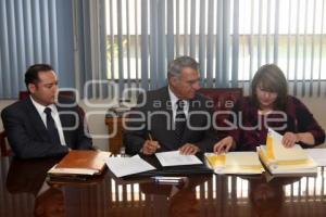 RECIBE IMSS TITULOS DE PROPIEDAD DE CLINICAS