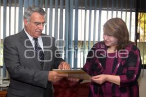 RECIBE IMSS TITULOS DE PROPIEDAD DE CLINICAS