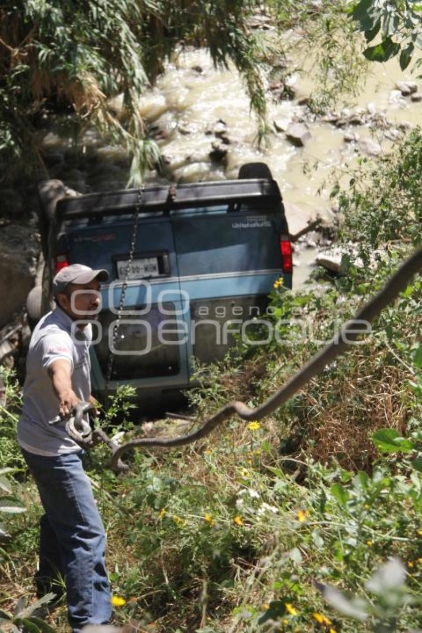 CAE A BARRANCA CAMIONETA
